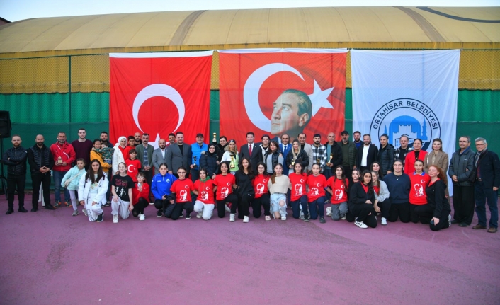 ORTAHİSAR BELEDİYESİ CUMHURİYET BAYRAMI’NA ÖZEL TENİS TURNUVASI DÜZENLEDİ
