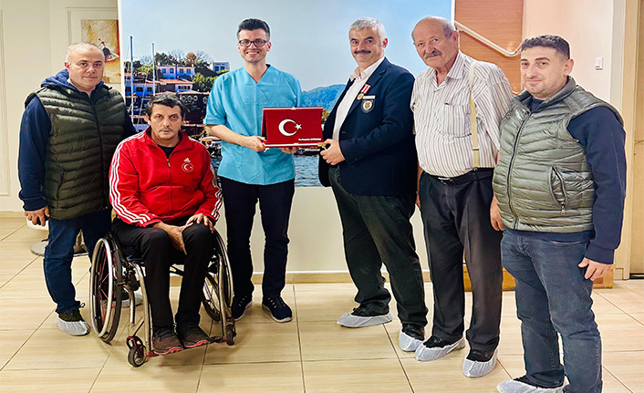 TÜRKİYE HARP MALULÜ GAZİLER ŞEHİT, DUL VE YETİMLERİ DERNEĞİ TRABZON ŞUBESİNDEN MECLİS ÜYESİ DR. MUSTAFA ÇANKAYA’YA PLAKET