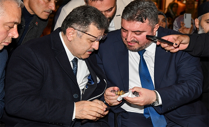 BAŞKAN GENÇ, KADİR GECESİ’NDE SAKAL-I ŞERİF ZİYARETİNE KATILDI