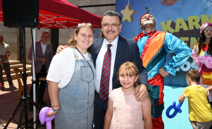 BAŞKAN GENÇ, ÇOCUKLARIN KARNE SEVİNCİNE ORTAK OLDU
