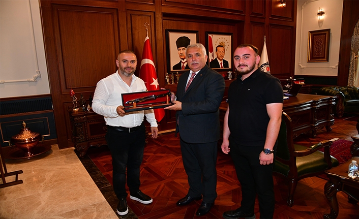 VALİ AZİZ YILDIRIM`A SÜRMENE KAMASI HEDİYE ETİLER