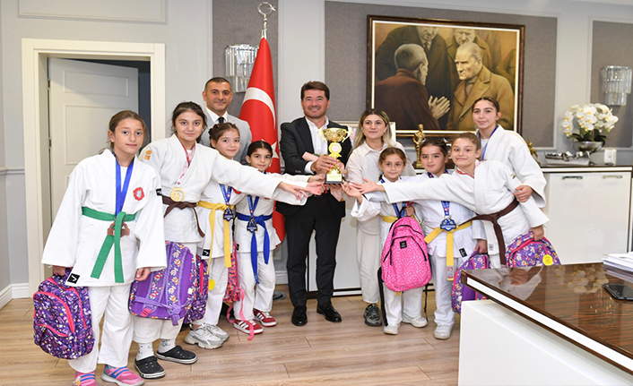 ŞAMPİYON SPORCULARDAN BAŞKAN KAYA’YA TEŞEKKÜR ZİYARETİ
