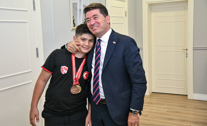TÜRKİYE ŞAMPİYONU BERAT EFE, BAŞKAN KAYA’YI ZİYARET ETTİ