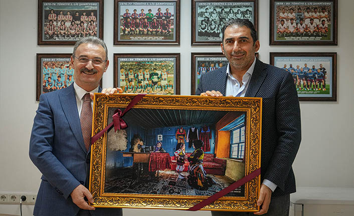 “AĞASAR YÖRESEL ELBİSE DİKİM EVİ” TEMALI TABLOYU HEDİYE ETTİ