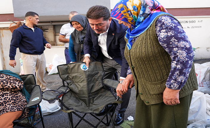 BAŞKAN KAYA, ESNAFA SANDALYE DAĞITTI 