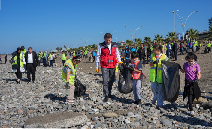 BAŞKANI KAYA, ÇOCUKLARLA EL ELE ÇÖP TOPLADI