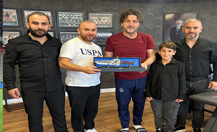 FATİH TEKKE'YE ÖZEL TASARIM BIÇAK HEDİYE ETTİLER