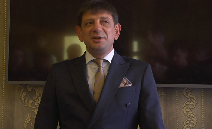 ÖZSÜZ “İÇİMİZDE SADECE KOLTUK SEVDASI OLANLARIN, BİR GÜN O SEVDASI BİTECEK”