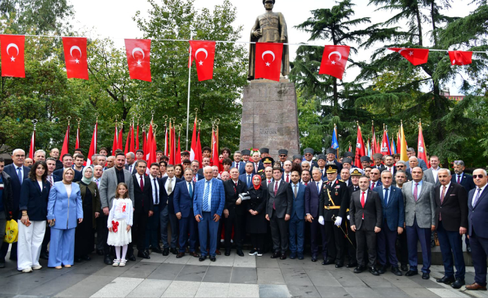 “CUMHURİYET BAYRAMI’NI EN İÇTEN DUYGULARIMLA TEBRİK EDİYORUM”
