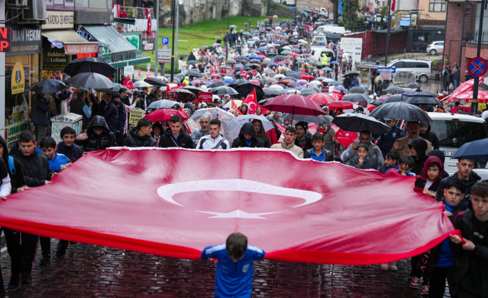 YÜZLERCE KİŞİ,YOĞUN YAĞMUR ALTINDA CUMHURİYET İÇİN YÜRÜDÜ