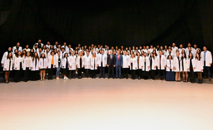 20. DÖNEM ÖĞRENCİLERİ BEYAZ ÖNLÜKLERİNİ GİYDİ