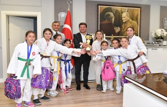 ŞAMPİYON SPORCULARDAN BAŞKAN KAYA’YA TEŞEKKÜR ZİYARETİ