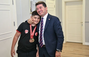 TÜRKİYE ŞAMPİYONU BERAT EFE, BAŞKAN KAYA’YI ZİYARET ETTİ