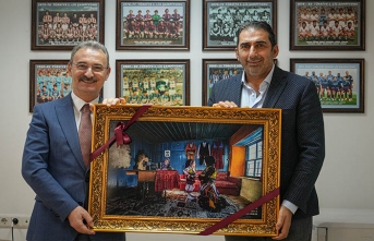“AĞASAR YÖRESEL ELBİSE DİKİM EVİ” TEMALI TABLOYU HEDİYE ETTİ