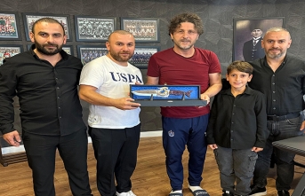 FATİH TEKKE'YE ÖZEL TASARIM BIÇAK HEDİYE ETTİLER