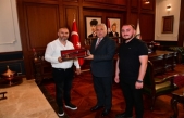 VALİ AZİZ YILDIRIM`A SÜRMENE KAMASI HEDİYE ETİLER