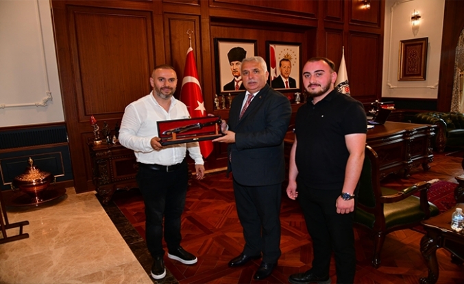 VALİ AZİZ YILDIRIM`A SÜRMENE KAMASI HEDİYE ETİLER