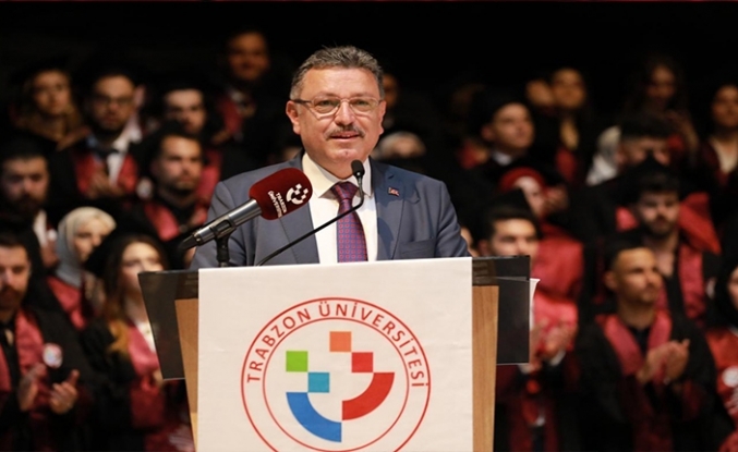 BAŞKAN GENÇ, HUKUK FAKÜLTESİ MEZUNLARINA TAVSİYELERDE BULUNDU