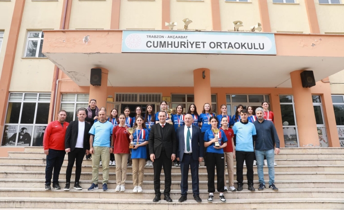 HER HAFTA BİR OKULU ZİYARET EDİYOR