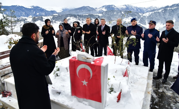 ŞEHİT EREN BÜLBÜL’ÜN KABRİNE ANLAMLI ZİYARET