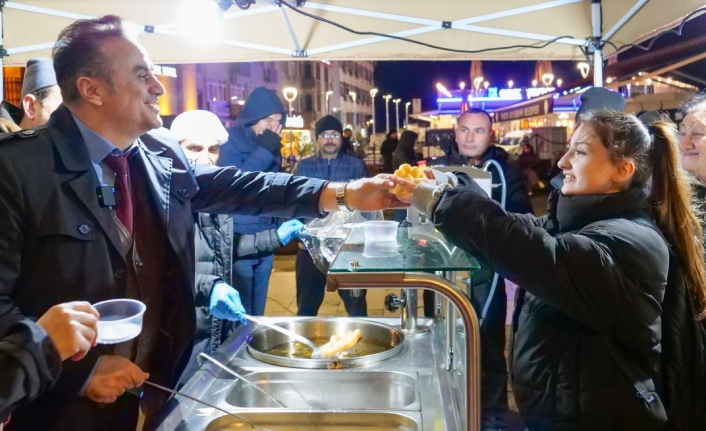 DEPREMLERDE HAYATINI KAYBEDENLER İÇİN LOKMA DAĞITILDI